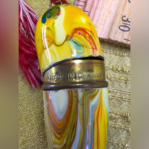 Antique needle/thread holder. Metal with enamel cover. Beautiful condition. - Picture 2 of 7